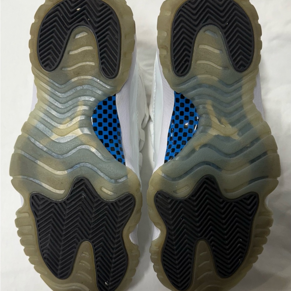 Jordan Athletic Shoes White and Black with Textured Upper - Picture 4 of 5